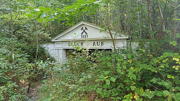 Historický vstup do kaolinové štoly v ložisku u Staré Červené Vody.