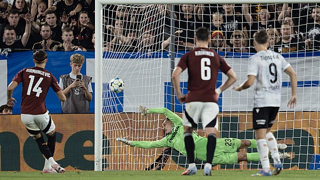 Sparťanský útočník Veljko Birmančevič s chladnou hlavou překonává z penalty...