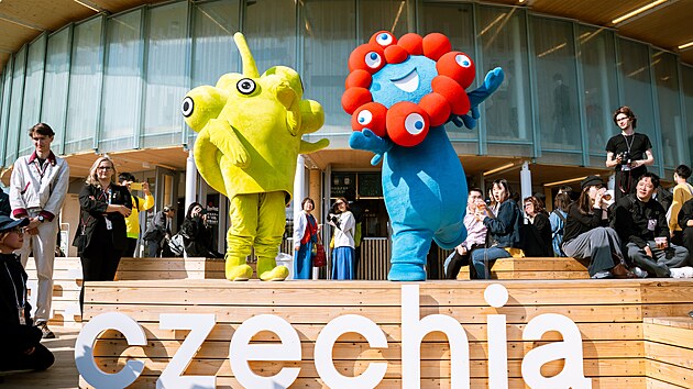 Český maskot René pózuje s oficiálním maskotem Expo 2025 Myaku–Myaku (23. září 2025)