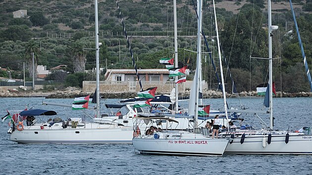 Flotila aktivistů mířících do Pásma Gazy tvrdí, že na ni někdo zaútočil. (19. září 2025)