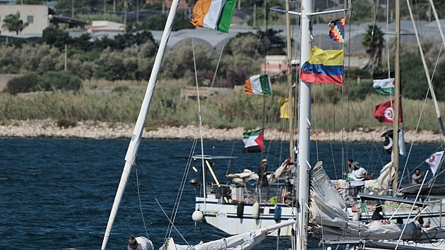 Flotila aktivistů mířících do Pásma Gazy tvrdí, že na ni někdo zaútočil. (19. září 2025)
