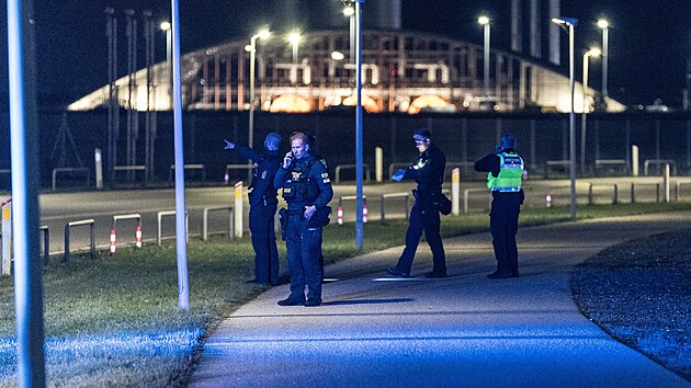 Kodaňské letiště pozastavilo všechny vzlety a přílety. Důvodem je podle policie přítomnost dvou až čtyř velkých dronů, které krouží nad areálem. (22. září 2025)