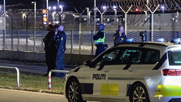 Kodaňské letiště pozastavilo všechny vzlety a přílety. Důvodem je podle policie přítomnost dvou až čtyř velkých dronů, které krouží nad areálem. (22. září 2025)