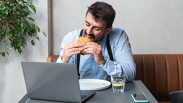 Ráno nesnídáme, k obědu se nacpeme hamburgerem s hranolky a dvě hodiny potom zaháníme spánek kávou a čokoládou. Večer zjistíme, že jsme se za celý den nenapili. Velká část lidí z kanceláří dělá během dne jednu stravovací chybu za druhou. Ráno nesnídáme, k obědu se nacpeme hamburgerem s hranolky a dvě hodiny potom zaháníme spánek kávou a čokoládou. Večer zjistíme, že jsme se za celý den nenapili. Velká část lidí z kanceláří dělá během dne jednu stravovací chybu za druhou.