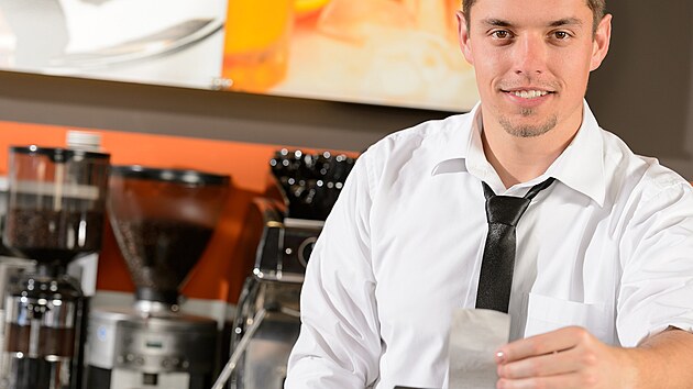 Spropitné tvoří významnou část příjmů zaměstnanců v české gastronomii, ale často není evidované nebo podléhá zdanění. Gastronomové proto chtějí zavést pravidla, která by dýško proměnila v transparentní a nezdaněný příjem. Nový systém by pak mohl pomoci řešit nedostatek pracovníků a motivovat lidi k návratu do gastronomie. Spropitné tvoří významnou část příjmů zaměstnanců v české gastronomii, ale často není evidované nebo podléhá zdanění. Gastronomové proto chtějí zavést pravidla, která by dýško proměnila v transparentní a nezdaněný příjem. Nový systém by pak mohl pomoci řešit nedostatek pracovníků a motivovat lidi k návratu do gastronomie.