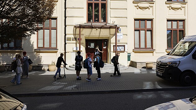 Základní škola Sirotkova v Brně zavedla přísnější pravidla pro oblékání žáků. Nově nesmí chodit do školy v teplácích ani v oblečení, které odhaluje břicho, ramena nebo má hluboký výstřih. (září 2025)