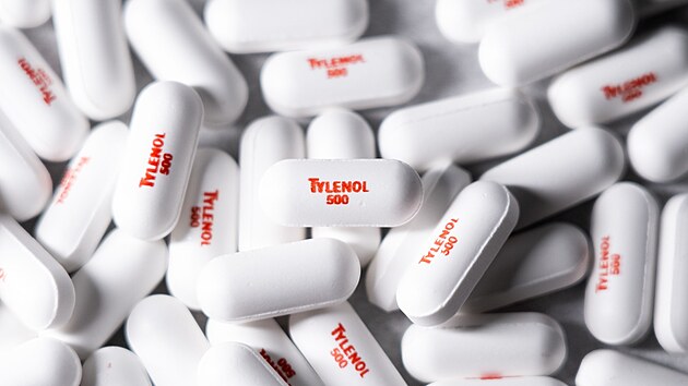 Fotografie tabletek Tylenolu pořízená poté, co se objevily zprávy, že se Trumpova administrativa chystá spojit užívání těchto léků těhotnými ženami s rizikem autismu. (21. září 2025)
