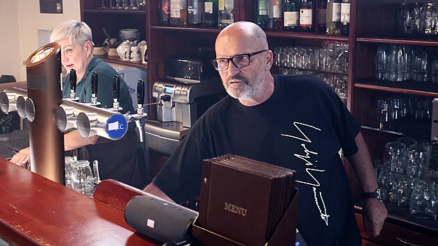 Šéf sleduje provz ve Starosuchdolské restauraci při natáčení Ano, šéfe!