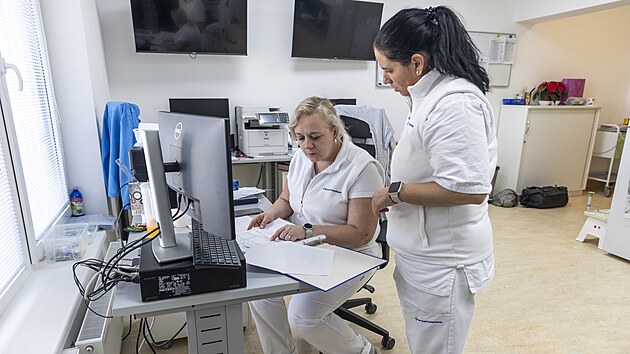 Centrum n&aacute;sledn&eacute; p&eacute;če Praha kombinuje soci&aacute;ln&iacute; i zdravotn&iacute; služby. Zat&iacute;mco v tamn&iacute;m domově Alzheimer Home žij&iacute; lid&eacute; s různ&yacute;mi formami demence, v niž&scaron;&iacute;ch patrech stejn&eacute; budovy je nemocnice n&aacute;sledn&eacute; p&eacute;če. Tam najdou zdravotn&iacute; pomoc nejen klienti domova, ale i jin&iacute; senioři, kteř&iacute; potřebuj&iacute; dol&eacute;čit a rehabilitovat např&iacute;klad po operaci.