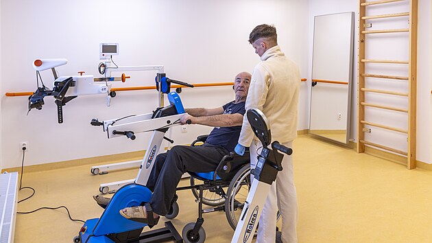 Centrum n&aacute;sledn&eacute; p&eacute;če Praha kombinuje soci&aacute;ln&iacute; i zdravotn&iacute; služby. Zat&iacute;mco v tamn&iacute;m domově Alzheimer Home žij&iacute; lid&eacute; s různ&yacute;mi formami demence, v niž&scaron;&iacute;ch patrech stejn&eacute; budovy je nemocnice n&aacute;sledn&eacute; p&eacute;če. Tam najdou zdravotn&iacute; pomoc nejen klienti domova, ale i jin&iacute; senioři, kteř&iacute; potřebuj&iacute; dol&eacute;čit a rehabilitovat např&iacute;klad po operaci.
