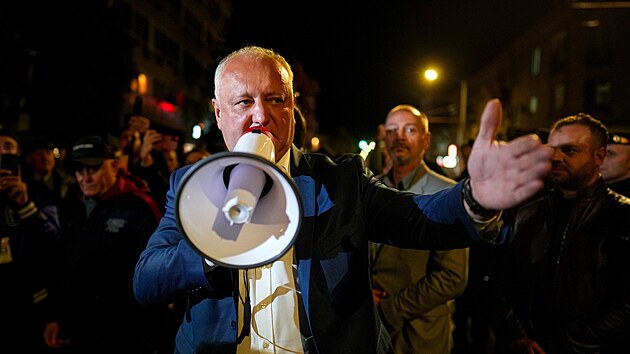 Bývalý moldavský prezident a šéf proruských socialistů Igor Dodon mluví ke svým přívržencům. Na jeho vystoupení dohlíží policie. (28. září 2025)