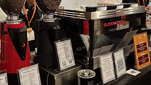 Festival Roast! 2025 v Brně. V bývalé Káznici návštěvníci neomezeně ochutnávali výběrovou kávu, poslouchali přednášky a účastnili se workshopů. (20. září 2025)