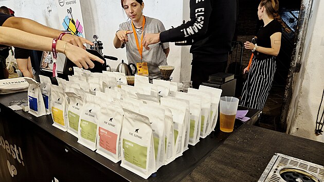 Festival Roast! 2025 v Brně. V bývalé Káznici návštěvníci neomezeně ochutnávali výběrovou kávu, poslouchali přednášky a účastnili se workshopů. (20. září 2025)