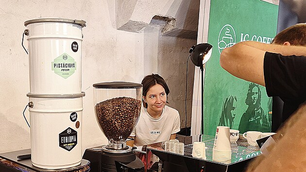 Festival Roast! 2025 v Brně. V bývalé Káznici návštěvníci neomezeně ochutnávali výběrovou kávu, poslouchali přednášky a účastnili se workshopů. (20. září 2025)