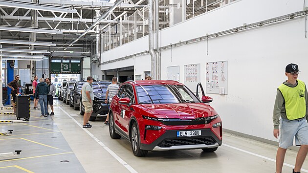 Čekání na technickou přejímku. Kromě tlaku pneumatik se kontrolovala i povinná výbava.