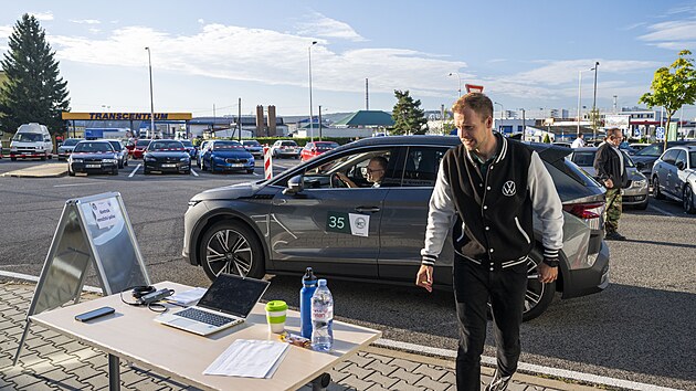 Startovní vůz č.35 s posádkou týmu iDNES.cz vjíždí k technické přejímce.