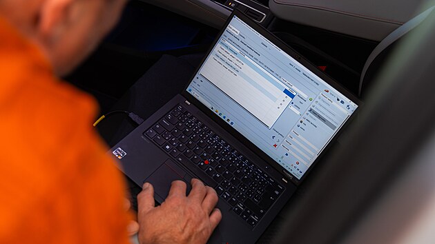 Technici odečítají hodnoty spotřeby po příjezdu do cíle.