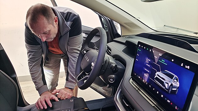 Přejímka vozidel byla přísná. Technici hlídali, zda někdo nemá přehuštěné gumy, nevyndal sadu na dojetí, nebo další věci z povinné výbavy. Prý jsou takové praktiky celkem běžné. Každé kilo pak hraje ve spotřebě roli.