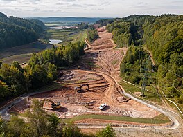 Na D11 u Zlaté Olešnice stavbaři budují portál tunelu Opevnění. (24. září 2025)