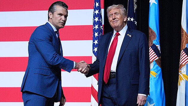 Americký ministr války Pete Hegseth a prezident Donald Trump na základně námořní pěchoty Quantico ve Virginii (30. září 2025)
