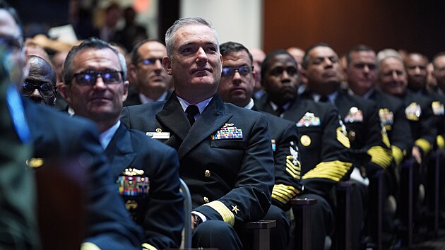 Americký prezident Donald hovoří před vysokými vojenskými vůdci na základně námořní pěchoty Quantico ve Virginii. (30. září 2025)