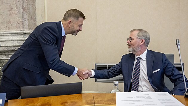 Premiér Petr Fiala a ministr vnitra Vít Rakušan na jednání vlády, posledním před volbami do Sněmovny (30. září 2025)