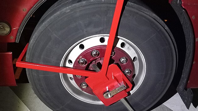 Celníci si počíhali na kamion firmy, která nezaplatila pokuty v celkové výši téměř milion korun. Když řidič sumu neuhradil, tahač dostal botičku.