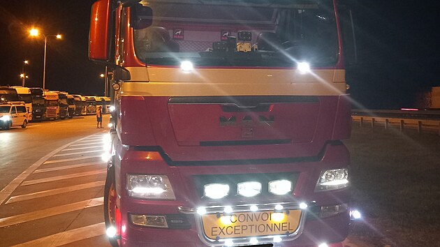 Celníci si počíhali na kamion firmy, která nezaplatila pokuty v celkové výši téměř milion korun. Když řidič sumu neuhradil, tahač dostal botičku.