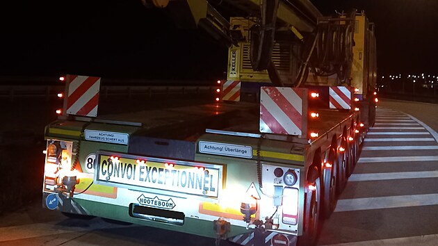 Celníci si počíhali na kamion firmy, která nezaplatila pokuty v celkové výši téměř milion korun. Když řidič sumu neuhradil, tahač dostal botičku.