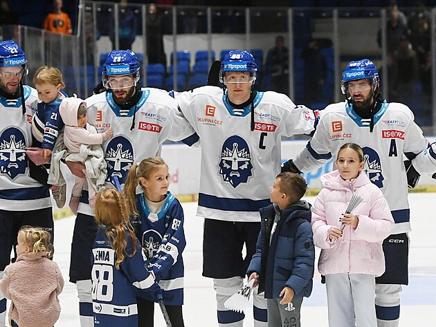 Kladenští hokejisté děkují fanouškům, třetí zleva Miroslav Forman.
