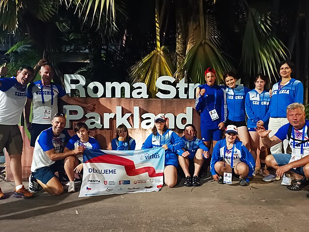 Česká výprava před parkem Roma Street Parklands, kde se konalo slavnostní...