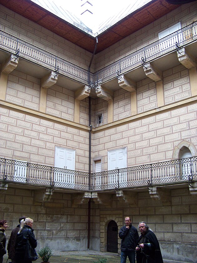 Vnitřní nádvoří hradu Houska