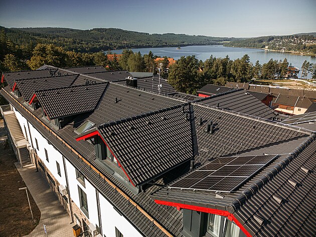 Tradiční střešní tašky jsou vhodné pro kombinaci s fotovoltaikou