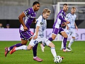 U míče je olomoucký záložník Michal Beran, sleduje ho Cher Ndour z Fiorentiny.