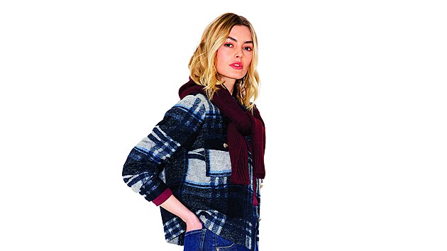 Károvanou bundu v sytých odstínech nech oceánově modré lehce sladíte s šedými nebo tmavě modrými denimovými kalhotami. Bunda, cena 2799 Kč