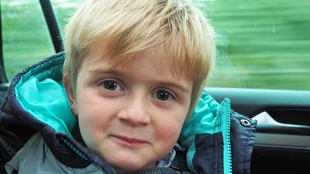 William je blonďatý klučina se šibalským úsměvem. Zatím je hyperaktivní a na první pohled není poznat, že kvůli vzácné genetické nemoci, která ničí svaly, bude nejpozději v pubertě na vozíku. Rodina pro něj shání 80 milionů korun na genetickou léčbu v USA.