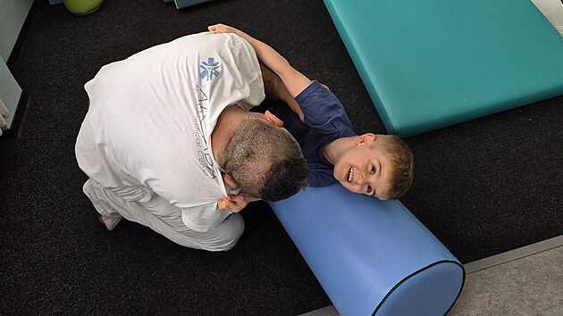 Willík si oblíbil vedoucího fyzioterapeutů v ostravském neurorehabilitačním centru Arcada. Abdallah Walweel si s hyperaktivním chlapcem umí poradit. Neváhá si s ním hrát třeba na letadlo nebo auto. Ale po hodině práce má propocené triko.