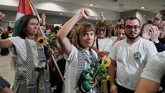 Švédská aktivistka Greta Thunbergová přiletěla po deportaci z Izraele do Athén. (6. října 2025)