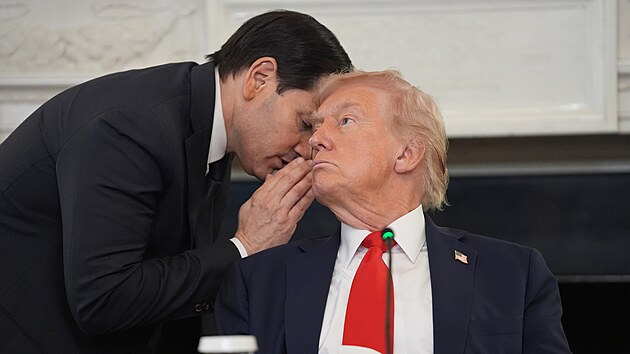 Americký ministr zahraničí Marco Rubio a prezident Donald Trump (8. října 2025)