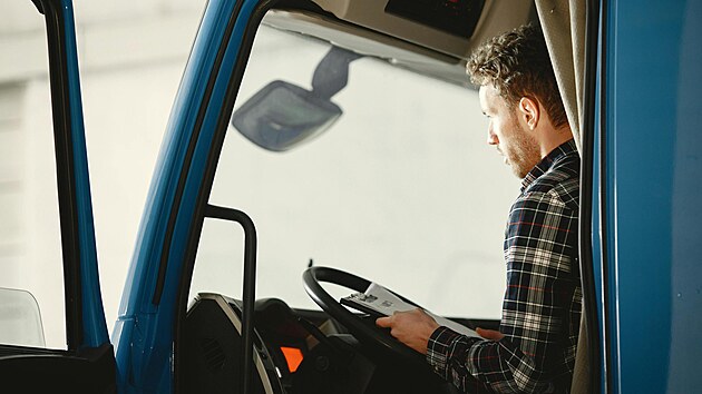 Neúprosný demografický vývoj, jiné životní preference lidí než dříve, slabé „výchovy“ nových řidičů – kombinace těchto faktorů má neblahé následky. Řidiči, zejména autobusů a kamionů, se stali silně „nedostatkovým zbožím“. Jak se s tím autodopravci, kurýrní služby a další zaměstnavatelé snaží bojovat? Neúprosný demografický vývoj, jiné životní preference lidí než dříve, slabé „výchovy“ nových řidičů – kombinace těchto faktorů má neblahé následky. Řidiči, zejména autobusů a kamionů, se stali silně „nedostatkovým zbožím“. Jak se s tím autodopravci, kurýrní služby a další zaměstnavatelé snaží bojovat?