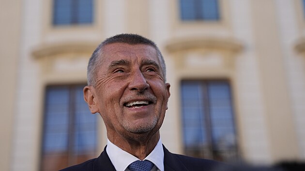Andrej Babiš (ANO) odjíždí po jednání s Petrem Pavlem z Hradu. (5. října 2025)