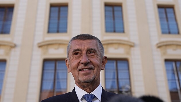 Andrej Babiš (ANO) odjíždí po jednání s Petrem Pavlem z Hradu. (5. října 2025)