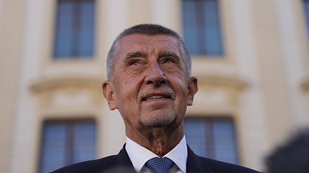 Andrej Babiš (ANO) odjíždí po jednání s Petrem Pavlem z Hradu. (5. října 2025)