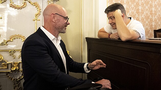 Robert Plaga a Patrik Nacher (vpravo) na ustavující schůzi nového poslaneckého klubu hnutí ANO. (8. října 2025)