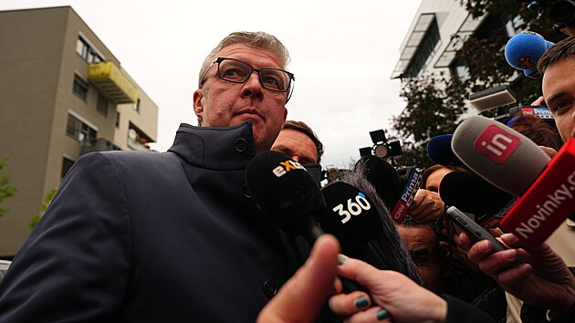 Karel Havlíček dorazil do volebního štábu ANO na Chodově. (4. října 2025)