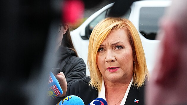 Alena Schillerová dorazila do volebního štábu hnutí ANO na Chodově. (4. října 2025)