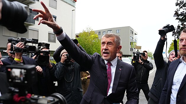 Vítěz letošních parlamentních voleb Andrej Babiš dorazil do volebního štábu ANO na Chodově. (4. října 2025)
