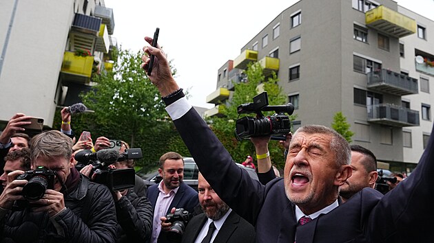 Vítěz letošních parlamentních voleb Andrej Babiš dorazil do volebního štábu ANO na Chodově. (4. října 2025)