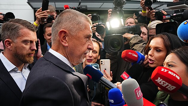 Vítěz letošních parlamentních voleb Andrej Babiš dorazil do volebního štábu ANO na Chodově. (4. října 2025)