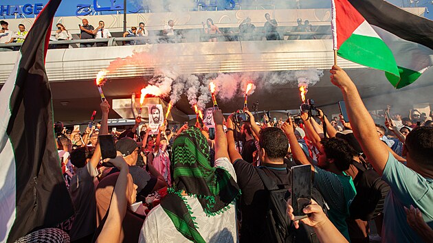 Lidé v Tunisku vítají řadu aktivistů, kteří se zúčastnili globální flotily Sumud, která se pokusila doplout do Gazy, poté, co byli propuštěni z izraelského vězení. (5. října 2025)